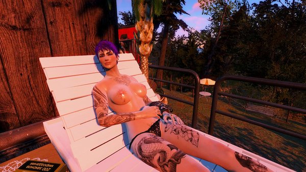 Отдыхает Ева от миссий Братства Золота. ;)