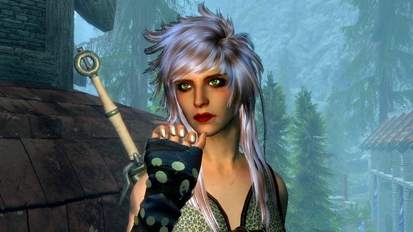 Цирилла показывает стильный белый лак на ногтях..