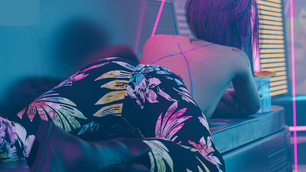 Джуди пьёт прохладный коктейль.