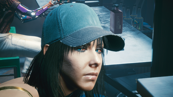 Симпатичная, но подозрительная молодая девушка.