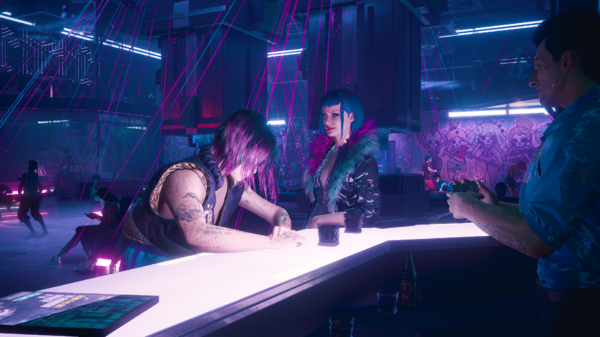 Кокетливая Эвелин угощает Джуди в баре.