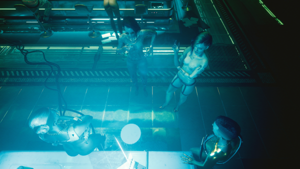 Джуди знакомится с посетителями бара.