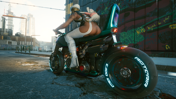 Ви блондинка в белом.