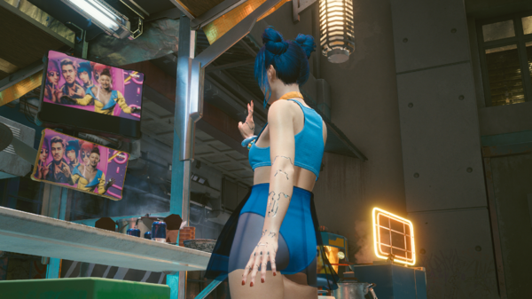 Блю Мун увидела себя по телевизору.