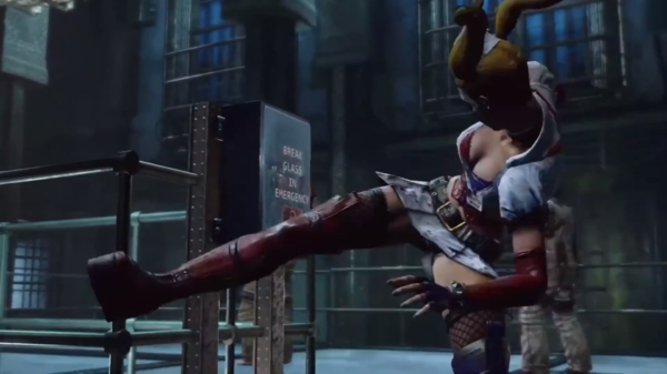 Харли открывает ящик.