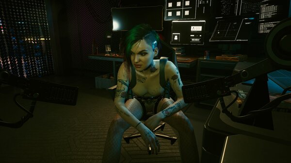 Джуди на работе. Жарко в серверной ;)