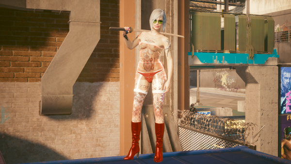 Ви в прозрачных мини-платье, мини-юбке, и купальнике.