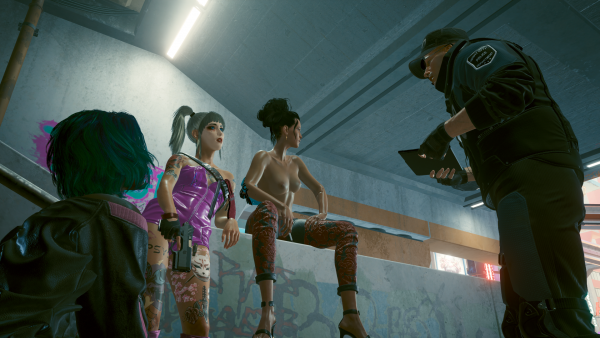 Полисмен хочет оштрафовать подругу Ви.