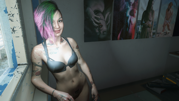 Джуди показывает свою "галерею" ..