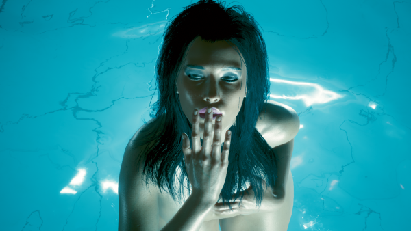 Ви из бассейна посылает Джеки воздушный поцелуй.