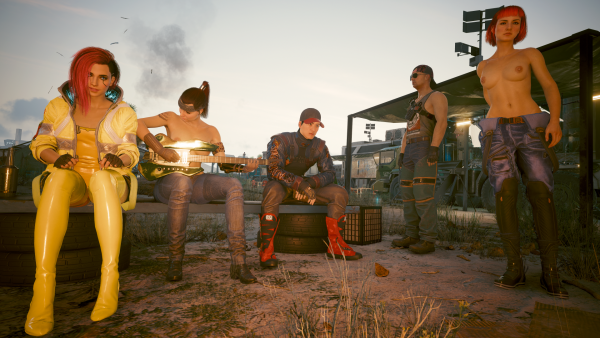 Девушка выпили у костра и им стало жарко -2.