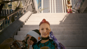 Смешливая девчонка с подругой.