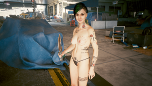 Близняшка Джуди на тренировке с боевым ножом.