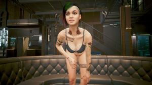 Джуди смотрит телевизор.