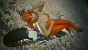 Вид с верху. Красотка Ви лежит на своём байке.