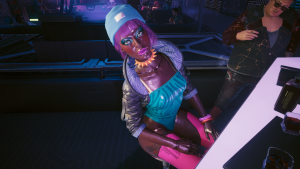 Причёска с чёлкой из под одетой спортивной шапочки.