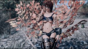 Нел позирует на фоне куста.. Fallout-4 (Сборка 11)