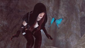 Элли подкрадывается к бабочке..